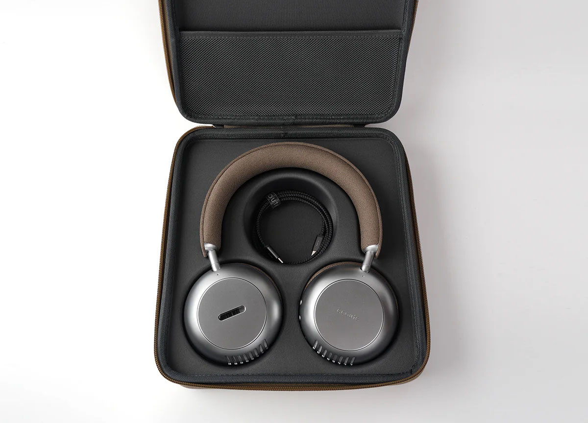 Ecoute_Headphones-travel_case_open-Web