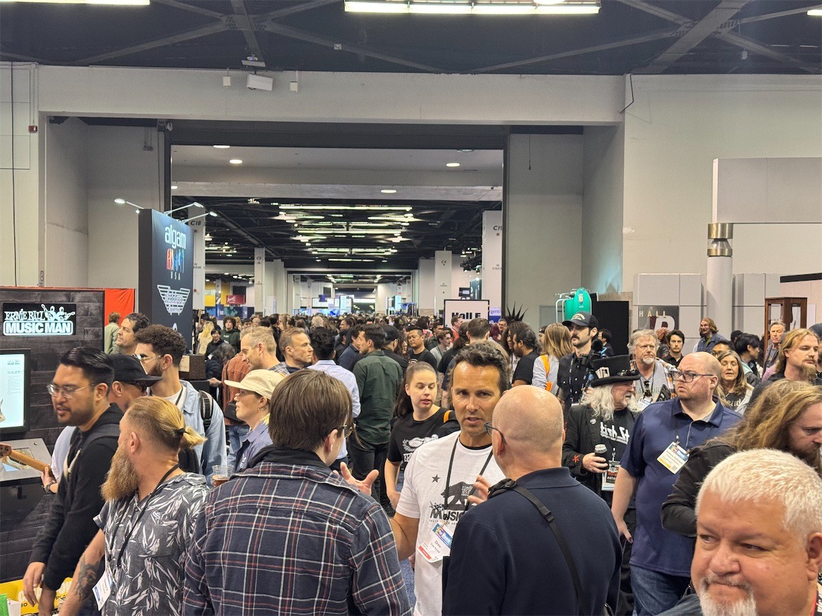 Crowds_NAMM2025_IMG_7675