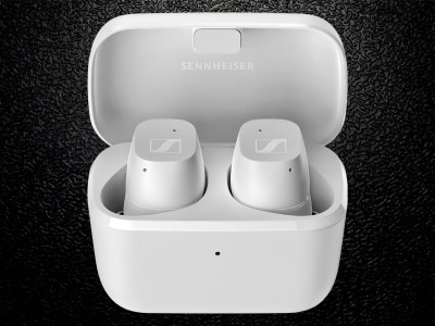 Earbuds with sidetone outlet
