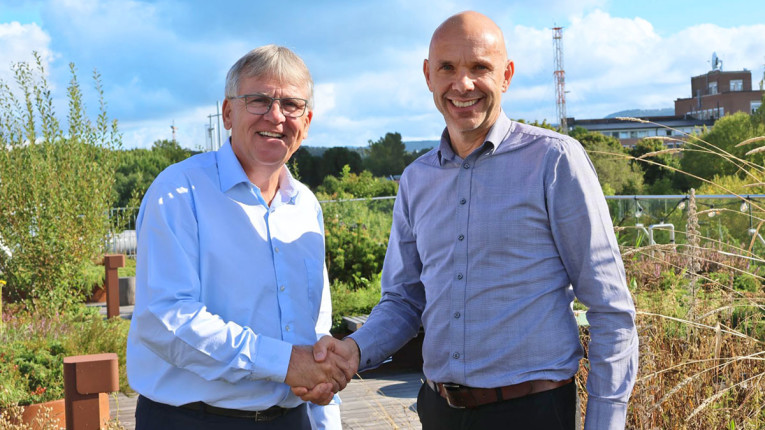 Kieran Harney, new appointed CEO, shakes hands with Sverre Dale Moen