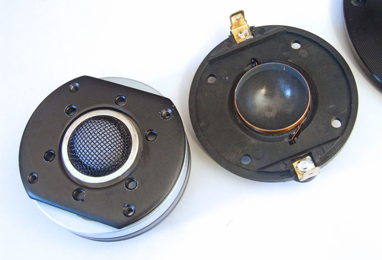 RS_TW104-Tweeter-photo3-Web