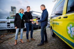 Schrijver Rob Krabben overhandigd Gewoon doen aan Ineke Veldboer en Kees Verldboer jr. Foto: Frank de Roo