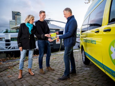 Schrijver Rob Krabben overhandigd Gewoon doen aan Ineke Veldboer en Kees Verldboer jr. Foto: Frank de Roo