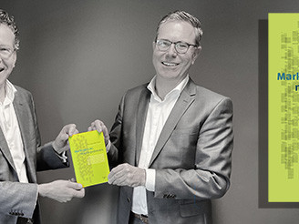 Op zaterdag 29 mei kreeg Jeroen Dijsselbloem (voorzitter Natuurmonumenten) het eerste exemplaar van “Marktgericht, missiegedreven” uit handen van de auteur en vertrekkend directeur Natuurmonumenten Marc van den Tweel (rechts).
 