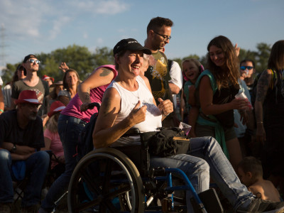 Meer muziekfestivals toegankelijk voor bezoekers met beperking #OnbeperktFeest