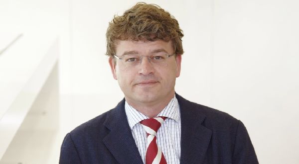Estafettecolumn Guus Loomans: Gedraag je vaker als een ‘dom blondje’: vraag eens om hulp?