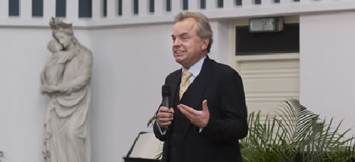 Bestuur SBF pal achter bezoldiging Van Eijck