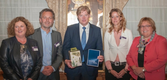Toekomstagenda informele zorg uitgereikt aan Van Rijn