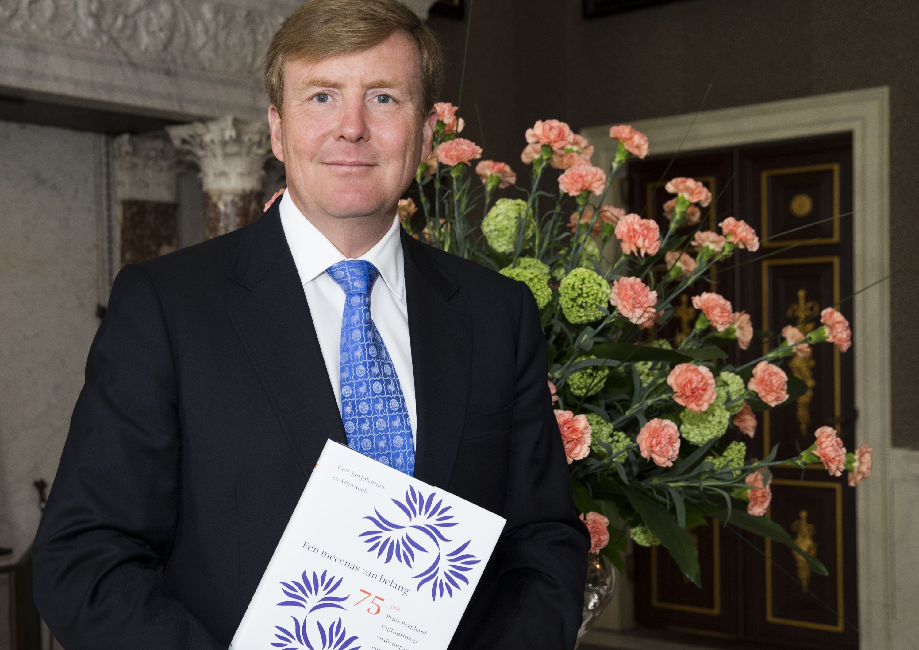 Jubileumboek Prins Bernhard Cultuurfonds aan Koning uitgereikt