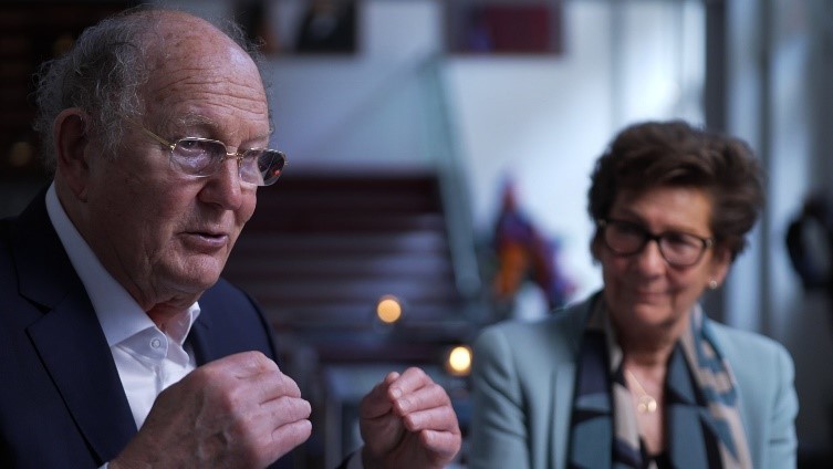 Foto: still uit het portret van Janine en Joop van den Ende door het Cultuurfonds. 
