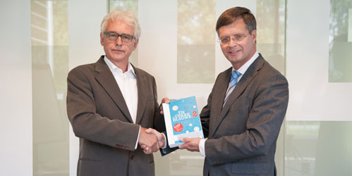 Balkenende krijgt eerste ‘De Dikke Blauwe.2’; Verhoeven 'invloedrijkste'