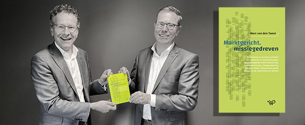 Op zaterdag 29 mei kreeg Jeroen Dijsselbloem (voorzitter Natuurmonumenten) het eerste exemplaar van “Marktgericht, missiegedreven” uit handen van de auteur en vertrekkend directeur Natuurmonumenten Marc van den Tweel (rechts).
 
