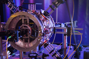 Infrared tractor beam pulls in atoms