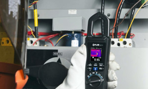 Stromzange mit eingebautem Wärmebildsensor von FLIR