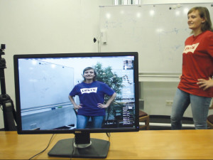 Vom Computer umgefärbt: Eine Software von Saarbrücker Informatikern ändert in Videos die Farbe von Oberflächen, und zwar fotorealistisch und in Echtzeit. So erscheint das T-Shirt einer Frau nicht mehr rot sondern blau. © MPI für Informatik