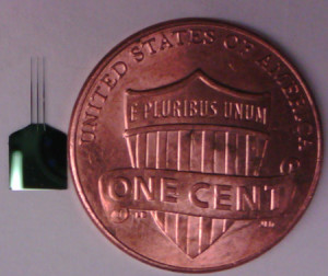 Die neue Sonde im Vergleich zu einem Dollarcent (Foto: Roukes Lab/Caltech).