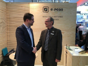 Geoffroy Gosset (e-peas) und Roland Karasch (KAMAKA Electronic Bauelemente Vertriebs GmbH)
