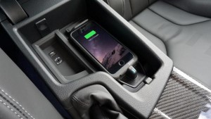 Kabelloses Laden im Auto. Bild: Aircharge. (Nicht das Auto von Jan Buiting ;-)