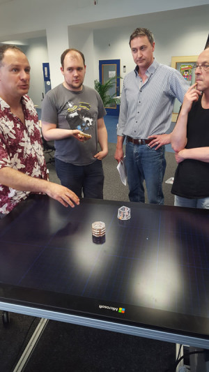 Vorbesprechung am Display-Tisch: Die Projektleiter Prof. Jan Borchers und Christian Cherek (HCIC) sowie Ferdinand te Walvaart und Luc Lemmens aus dem Elektor-Labor (v.l.n.r.).