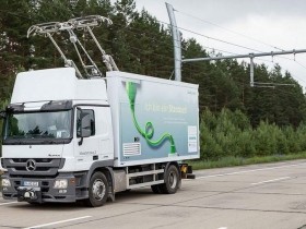 Elektrifizierter LKW auf einer Autobahn-Teststrecke bei Berlin