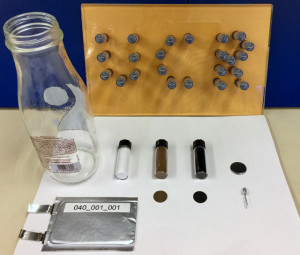 Knopfzellen mit Elektroden aus Altglas. Bild: University of California in Riverside