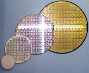 Wafer verschiedener Größen. Bild: Wikipedia / Stahlkocher