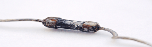 Sehr defektes Bauteil. Bild: Antilived / Wikimedia Commons