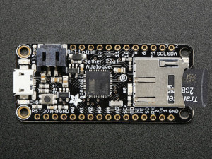 Der Adalogger ist mit USB und microSD-Slot ausgestattet