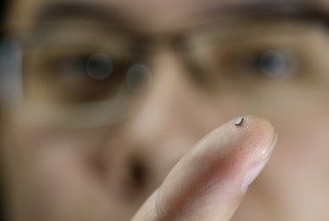 Winziger Temperatursensor mit HF-Versorgung