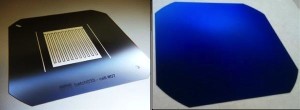 G: Arrière de la cellule (sur une plaquette de silicium plus grande), avec les contacts + et –. D: Avant de la cellule sans ombrage. Source : Mediacom / EFPL / CSEM