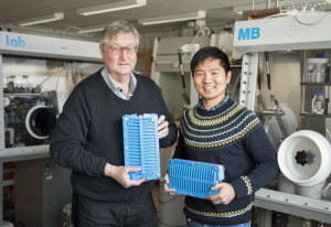 Le Pr Dag Noréus et le Dr Yang Shen. Photo : Niklas Björling.