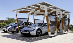 Zonne-carport laadt auto op