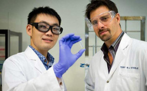 Terry Steele (rechts) en de student Gao Feng (links) hebben een elektrisch uithardende lijm ontwikkeld. Foto: Nanyang Technological University