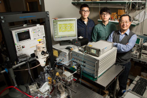 Curtis Wang, Michael Liu, Professor Milton Feng (v.l.n.r, foto: L. Brian Stauffer).