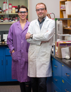 Promovendus Monika Stolar van de University of Calgary en professor Thomas Baumgartner maken deel uit van de groep binnen de Faculteit Scheikunde die werkt aan de ontwikkeling van op koolstof gebaseerde accu’s. Foto: Riley Brandt, University of Calgary.