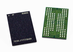 Eerste exemplaren van de BiCS5-flash-chips met 112 lagen. Foto: Kioxia.