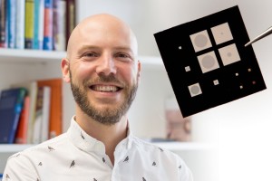 Prof. Silvan Schmid met op de voorgrond de nieuwe infraroodsensor. Foto: TU Wien