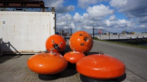 Syntactische schuimboeien die onderzoeksapparatuur in zee markeren, ontwikkeld door NMF Development, het technologisch centrum van het NIOZ.