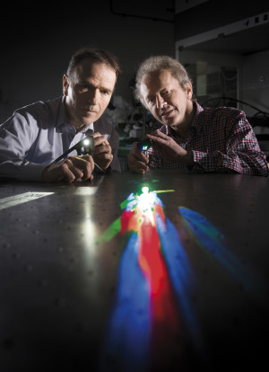 Mini-videoprojector met facetlens