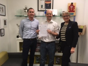 Eben Upton van de Raspberry Pi Foundation met de MagPi-overeenkomst, geflankeerd door Ferdinand te Walvaart en Margriet Debeij van Elektor.