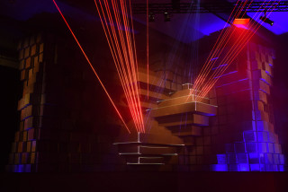 Lasers in the lounge. Source: https://netzpolitik.org/2015/netzrueckblick-32c3-der-vierte-tag/ CC_BY