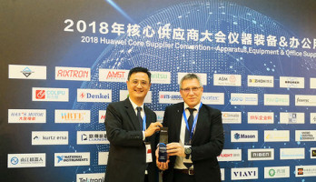 Bernd Schenker, COO Kurtz Ersa Asia Ltd. (right), and David Chen, General Manager, Kurtz Shanghai Ltd., proudly present the Huawei Award
Image: Kurtz Ersa