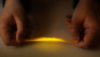Kunststoff leuchtet bei Verformung
