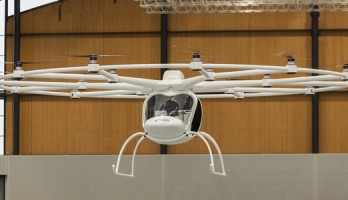 Elektrischer Hubschrauber fliegt