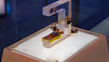 Der weltweit erste funktionierende Transistor. Bild: Bell Labs 