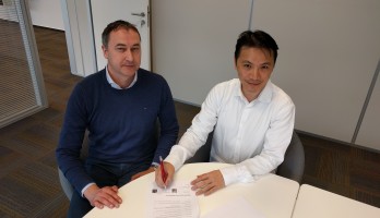 Teo Swee Ann (Espressif) und Ferdinand te Walvaart (Elektor) unterzeichnen Vereinbarung.