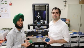 Amin Arbabian, Professor für Elektrotechnik (rechts) und Doktorand Angad Rekhi demonstrieren ihren Ultraschall-Wake-up-Empfänger.