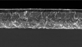 Mikroskopische Aufnahme des Querschnitts durch einen dünnen Film aus Perovskit Triple Cation.  © M. Grätzel/EPFL