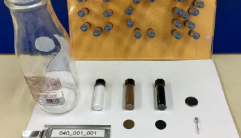 Knopfzellen mit Elektroden aus Altglas. Bild: University of California in Riverside