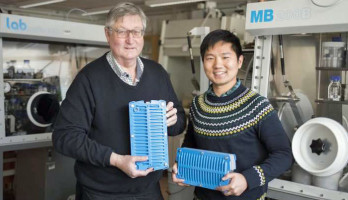 Prof. Dag Noreus und Dr. Yang Shen. Bild: Niklas Björling / Stockholm University.